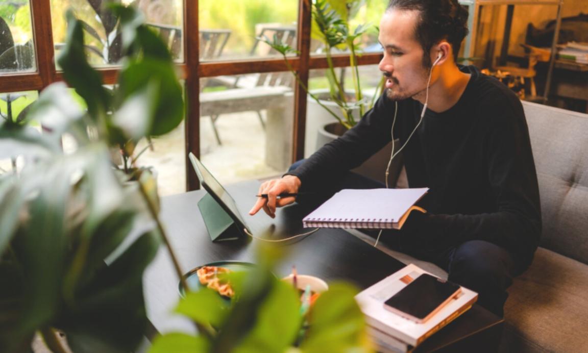 Groepsbijeenkomst van professionals die deelnemen aan een BraynSkop webinar